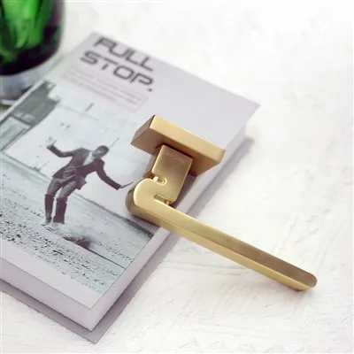 Pemegang Pintu Emas Persegi